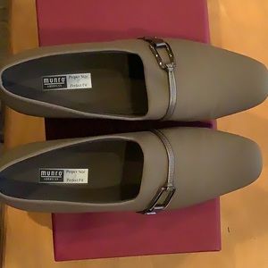 Munro cindi khaki stretch shoes. Small heel. Size 9.5 medium. NWOT